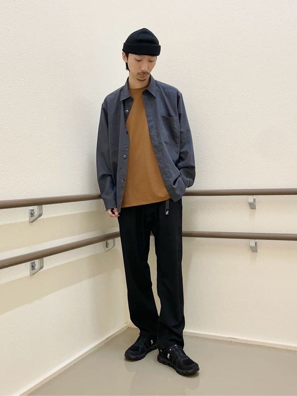 ブラウンのTシャツがアクセントのシンプルコーデ