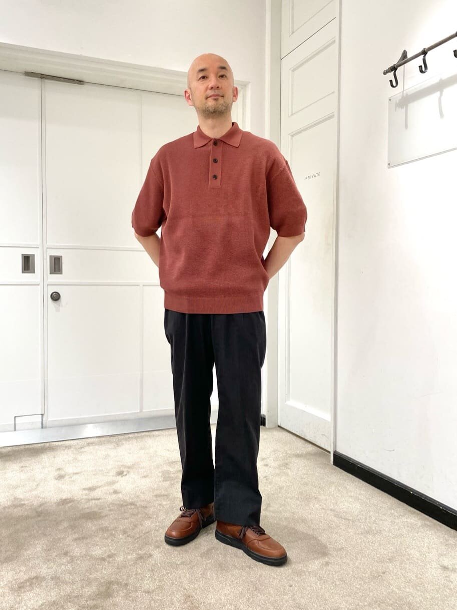 編地が涼しげな雰囲気のポロシャツコーデ