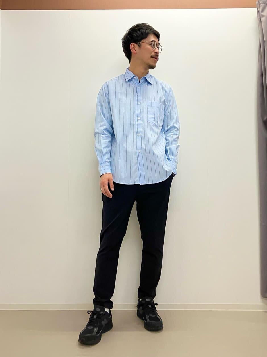 ライトブルーのシャツを着用している男性