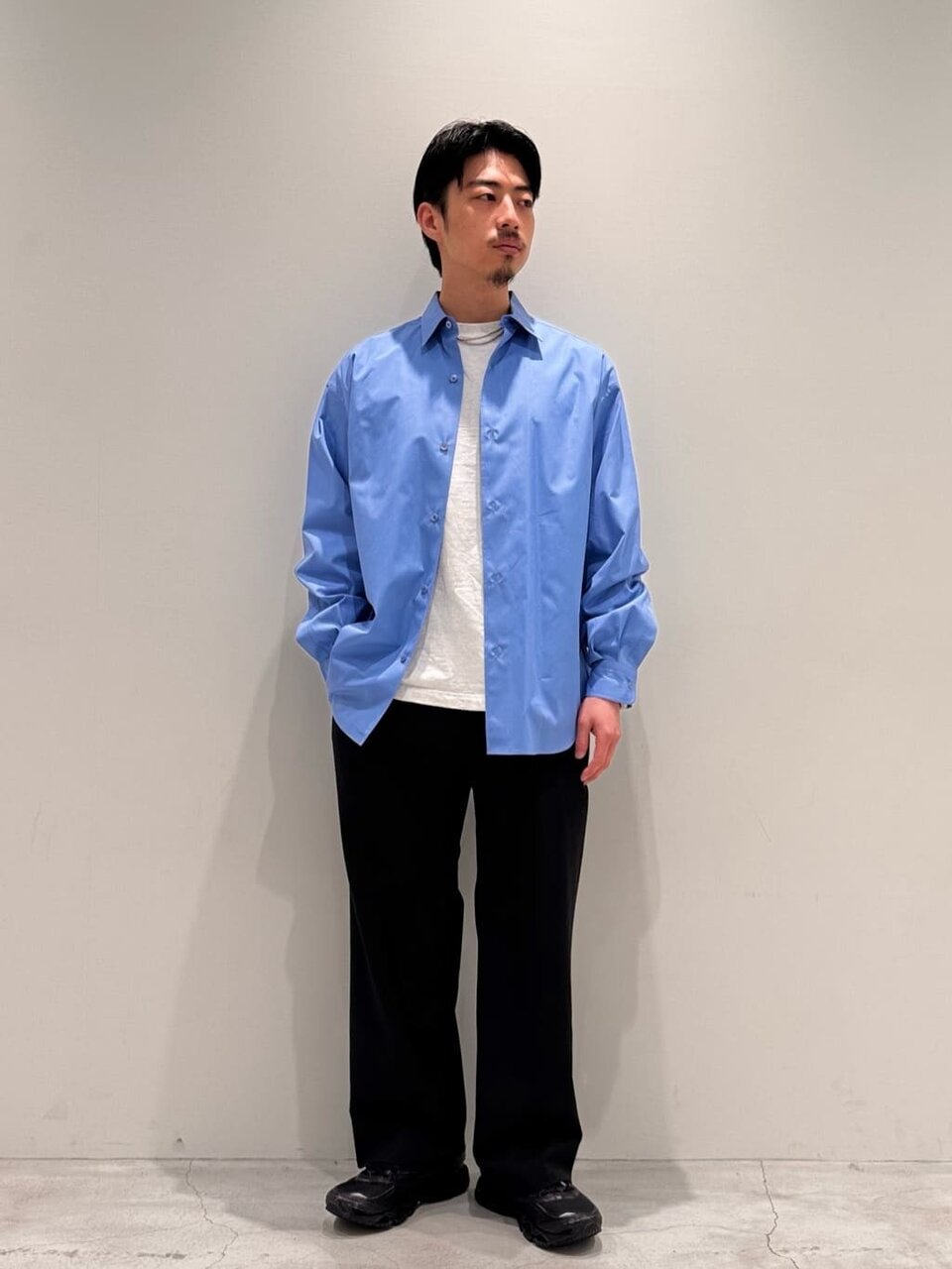 コバルトブルーのシャツを羽織る男性