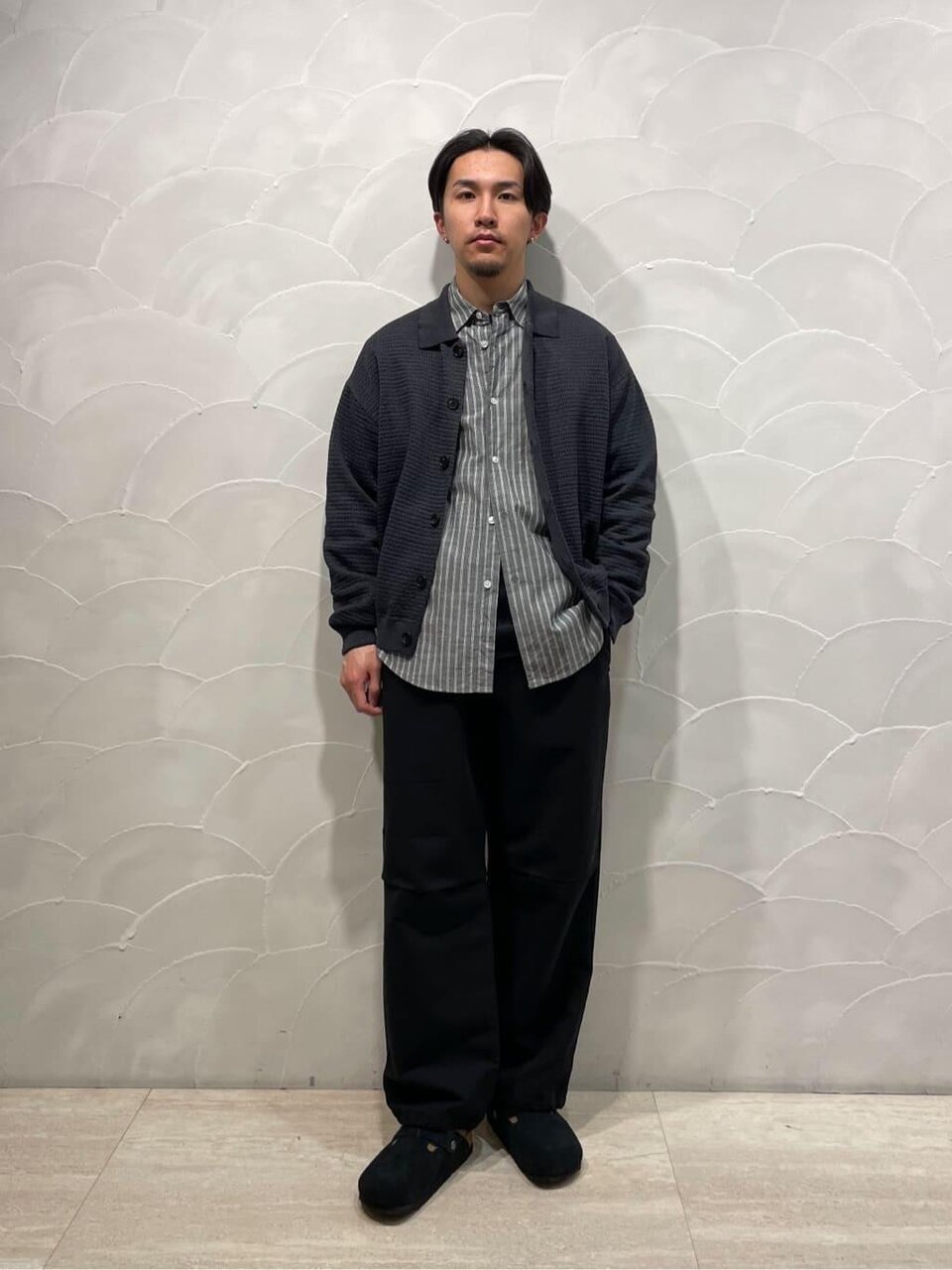 ニットブルゾンを着用している男性