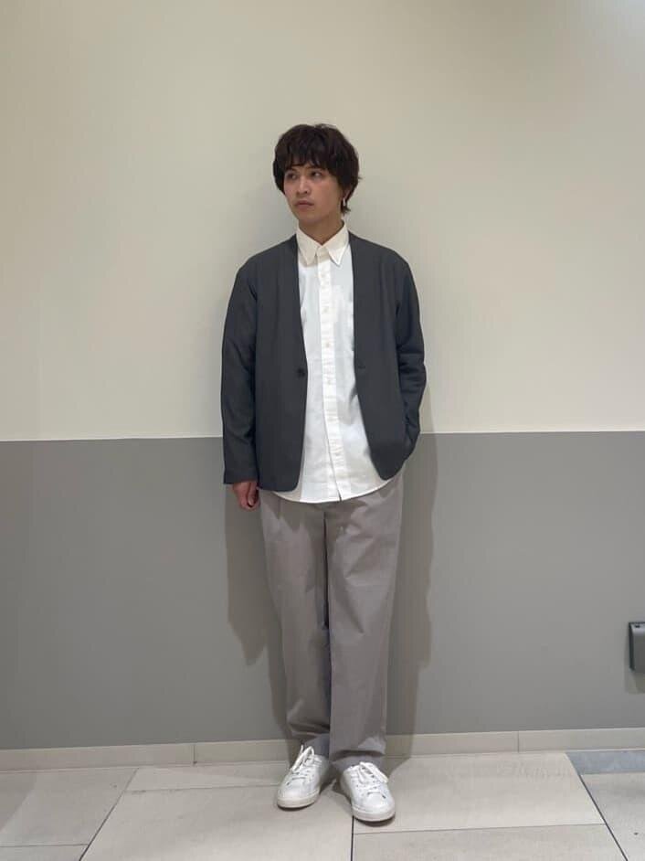 ブラウンのジャケットを着用している男性