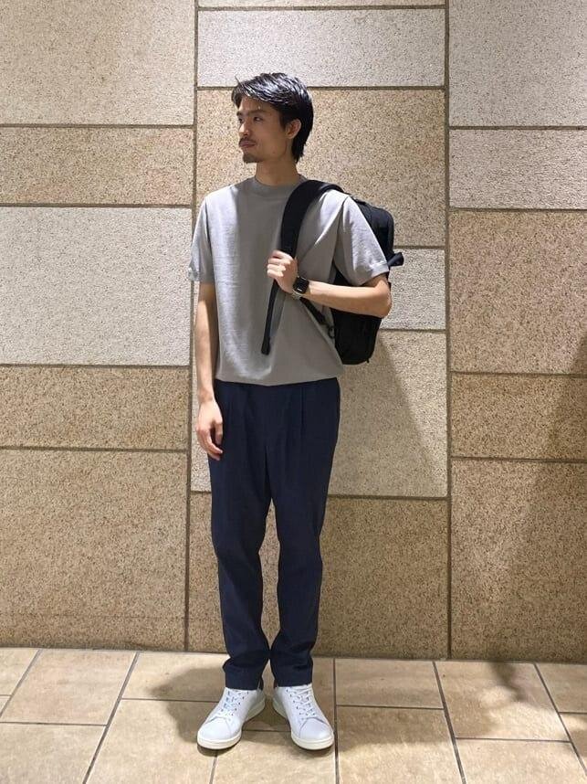 ニットTシャツ×スラックスのコーデ