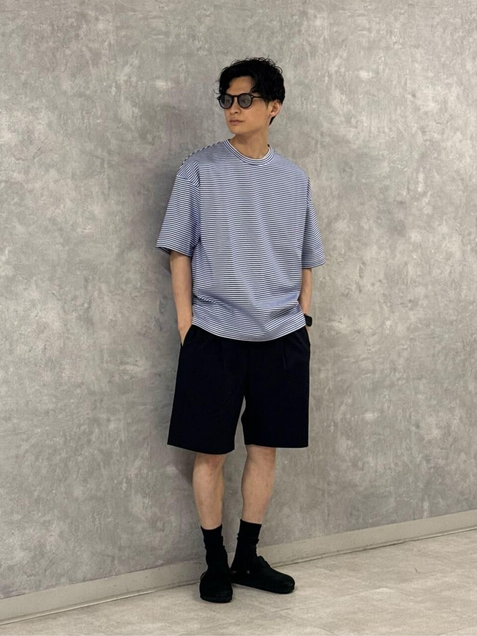 ボーダー柄のTシャツを着用している男性