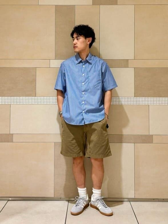 ブルーのストライプ柄シャツを着用している男性