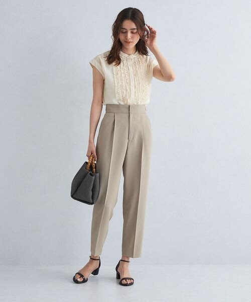 オフホワイトのブラウスを着た女性