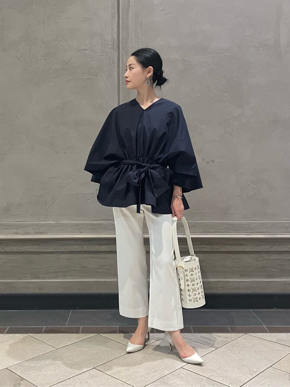 テーパードパンツ×リボンブラウスのコーデ