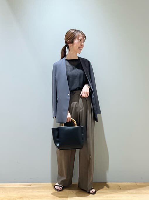 ノーラペルジャケット×タックワイドパンツコーデ