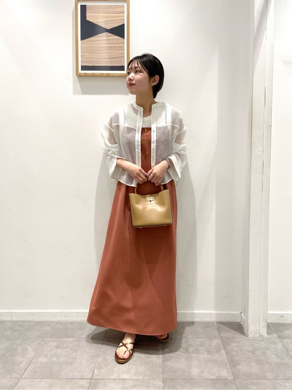 白シャツとキャミワンピースを着た女性