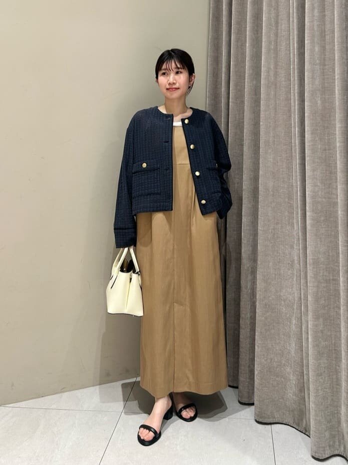 ワンピースとジャケットを着た女性