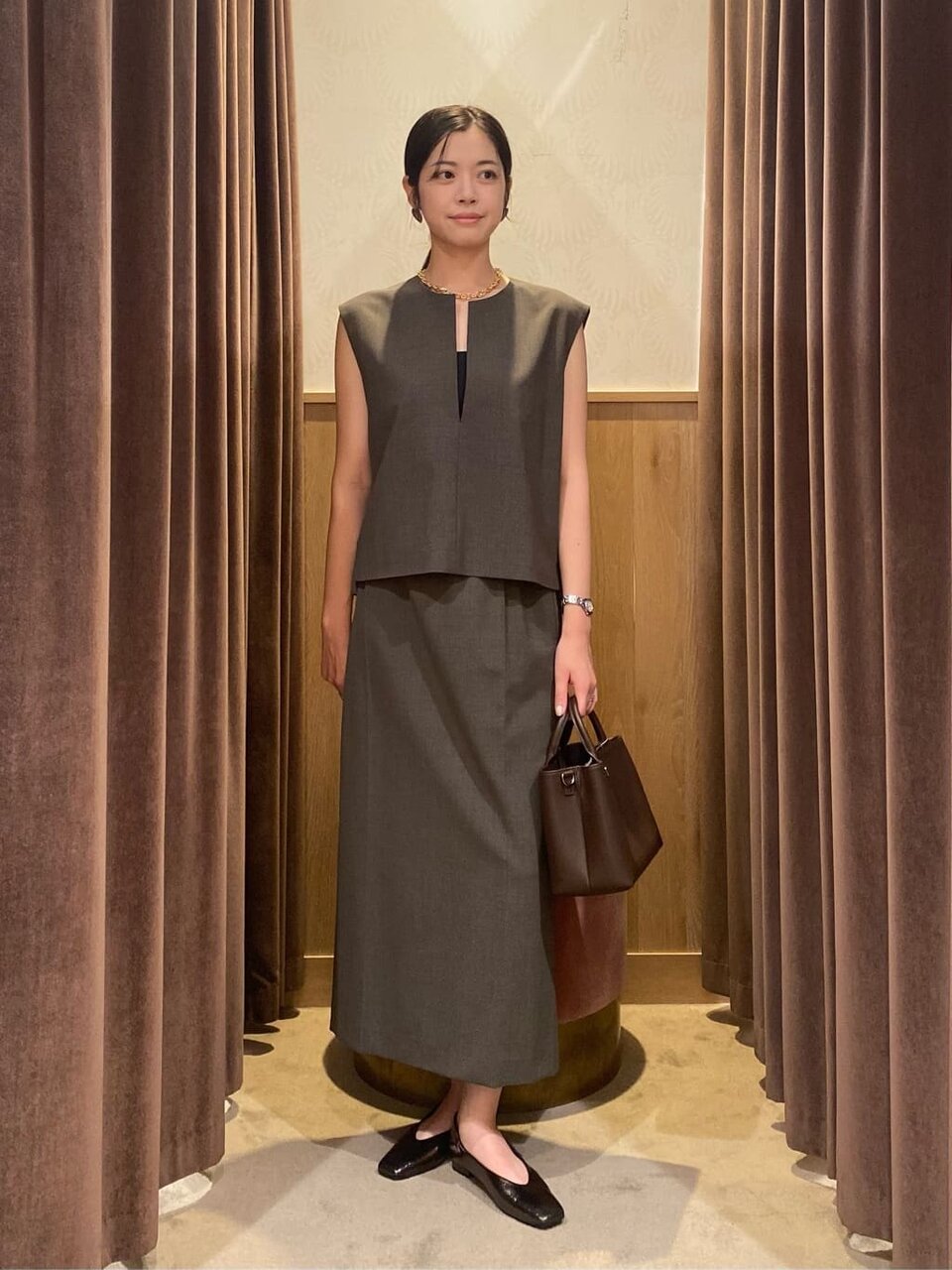 ブラウンのセットアップを着た女性