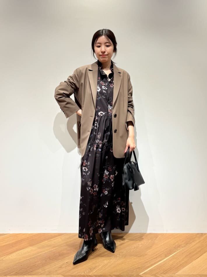 ダブルジャケットとワイドパンツのオフィスカジュアルコーデ