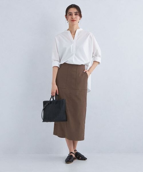 トップスをタックインした着こなし