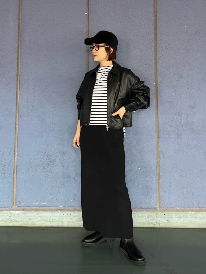 レザーブルゾンとタイトスカートの30代秋コーデ