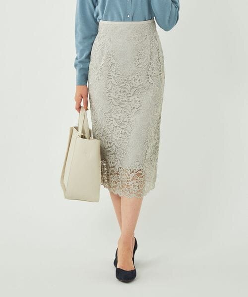 白いペンシルスカートを履いた人