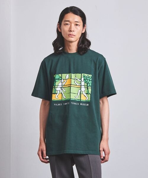 プリントTシャツを着た男性