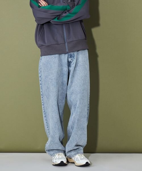 ワイドデニムパンツを穿いた男性