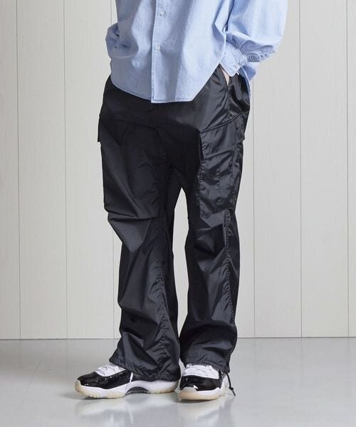 カーゴパンツを穿いた男性