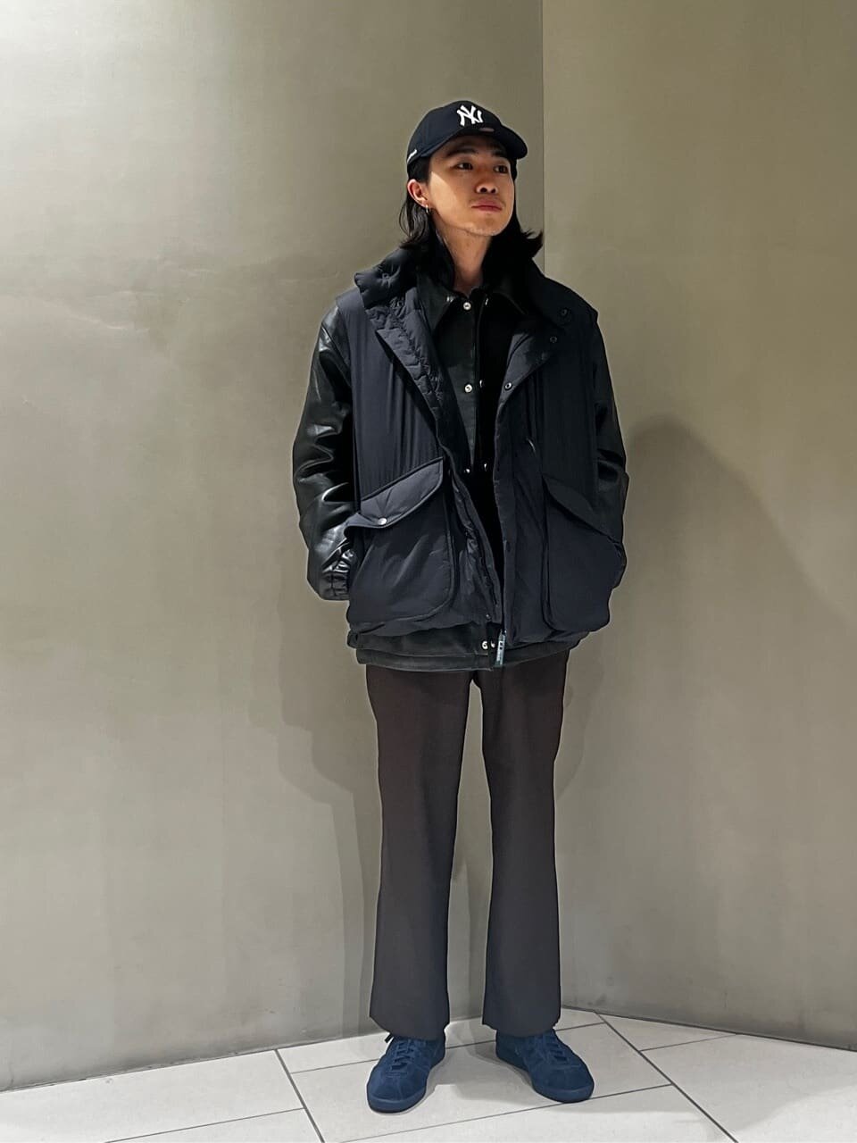 ダークカラーでまとめたストリートコーデ