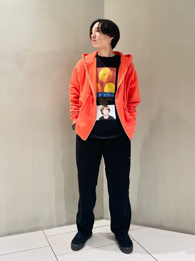 パーカーを差し色にしたストリートコーデ