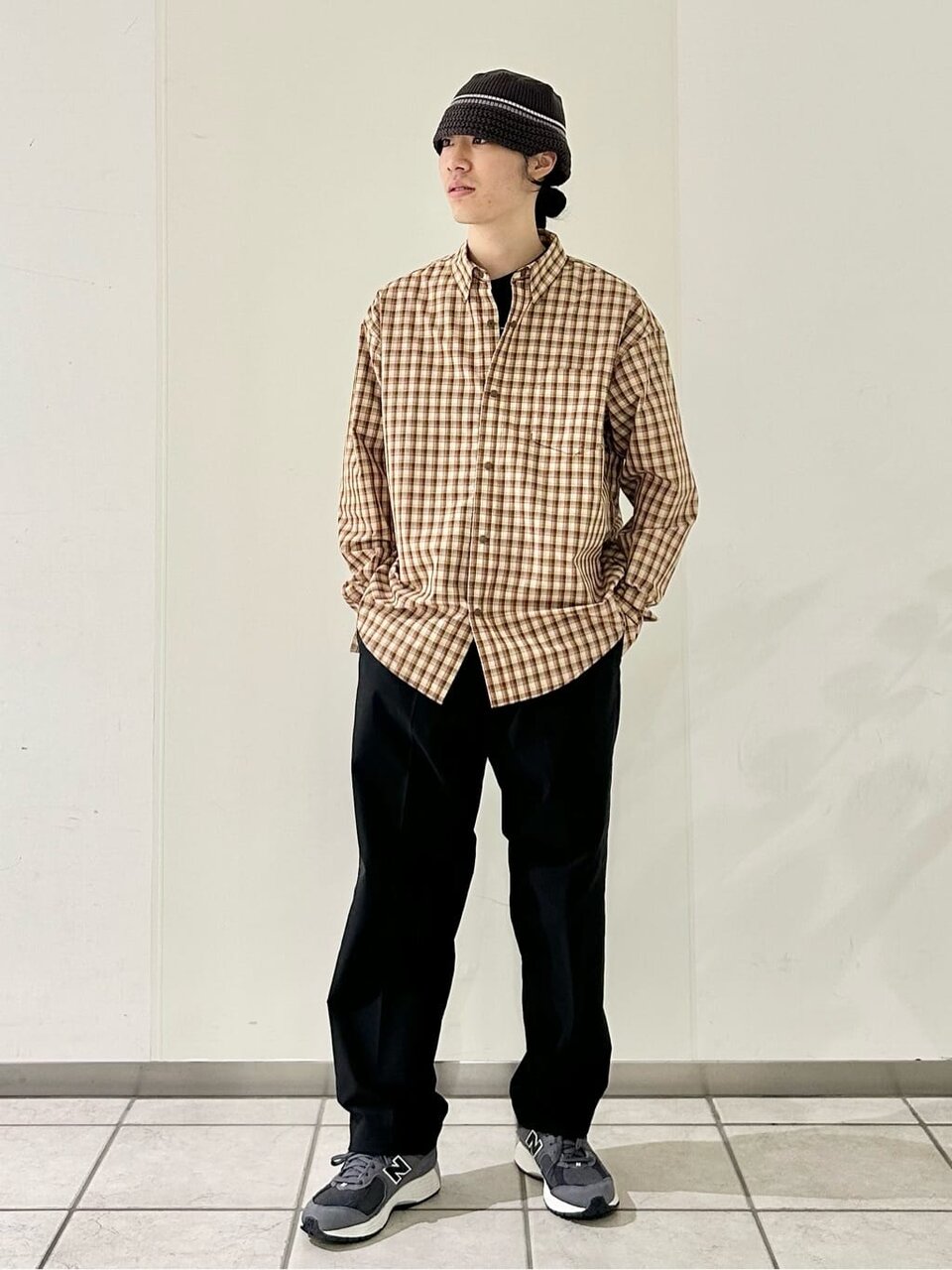チェック柄シャツとハットのストリートコーデ