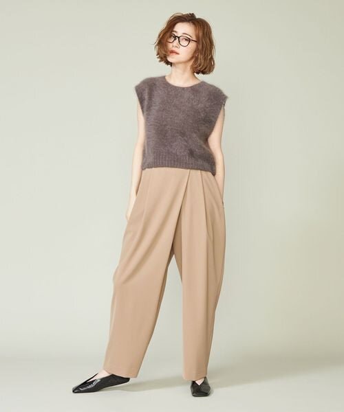 ベージュのパンツをはいた女性