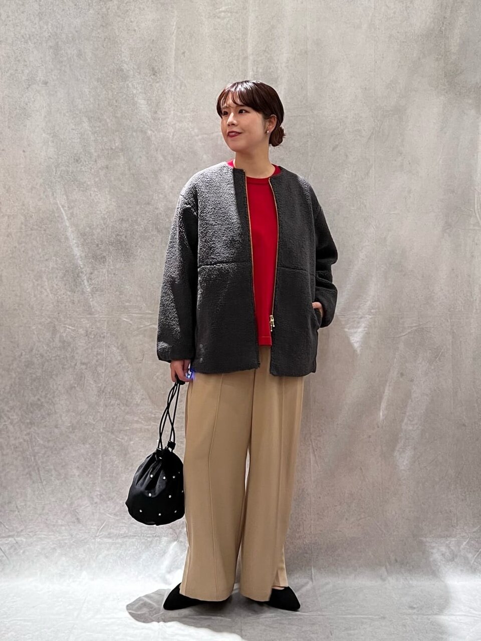 ブルゾンとベージュパンツのコーデ