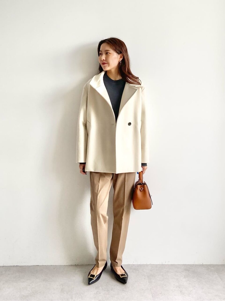 ミドルコートとベージュパンツのコーデ