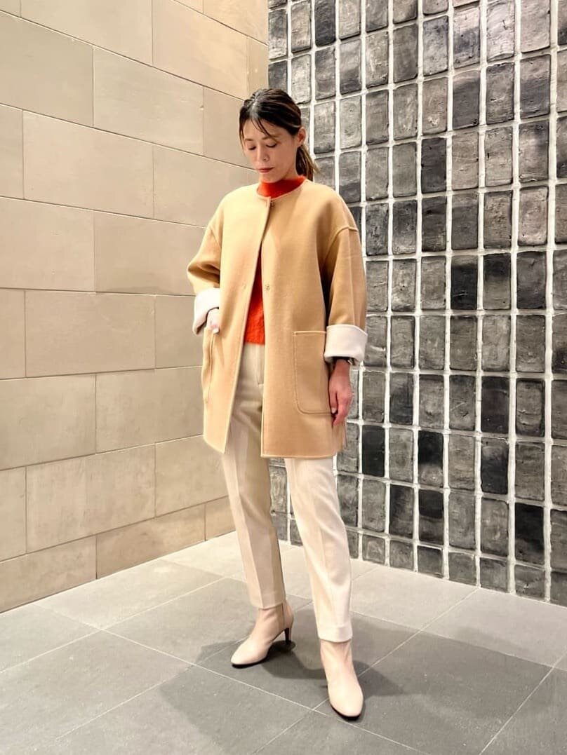 リバーコートとベージュパンツのコーデ
