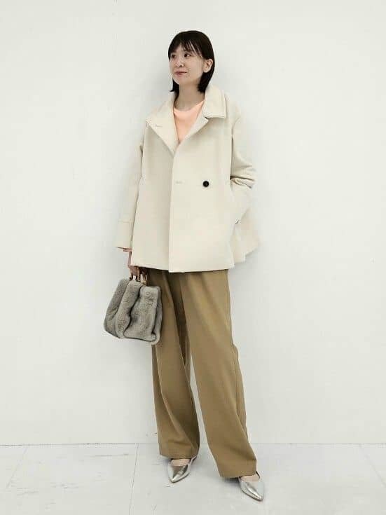 ミドルコートとベージュパンツのコーデ