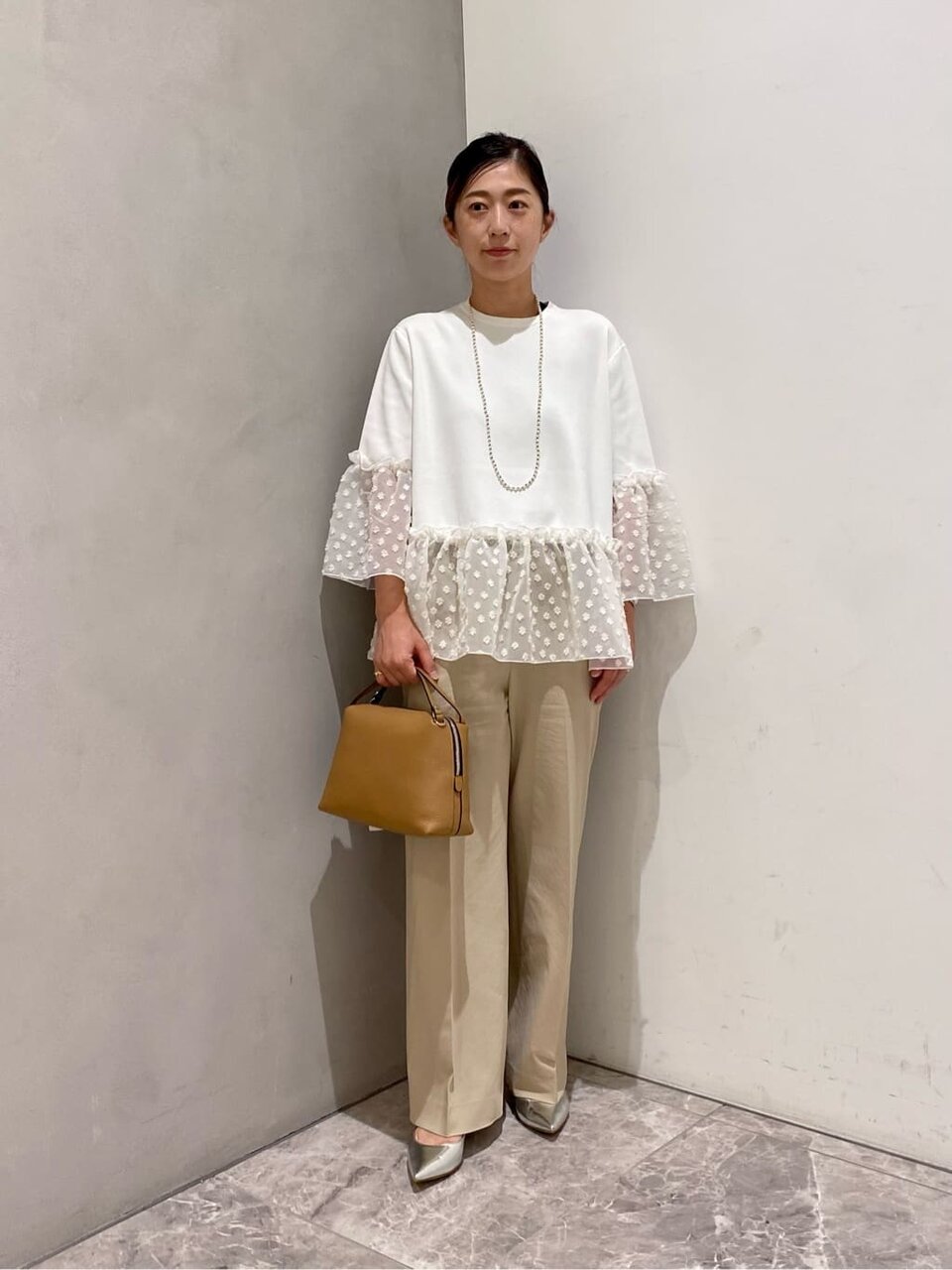 ニットとベージュパンツのコーデ