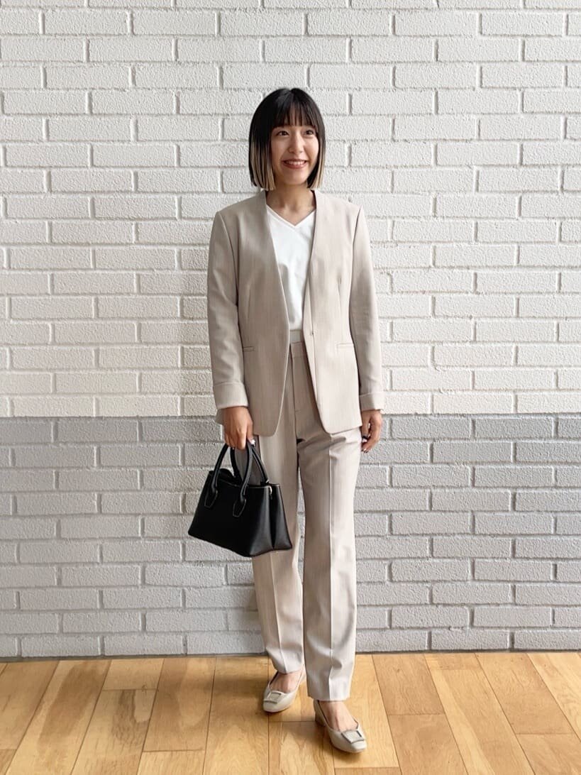 ノーラペルジャケットとベージュパンツのコーデ