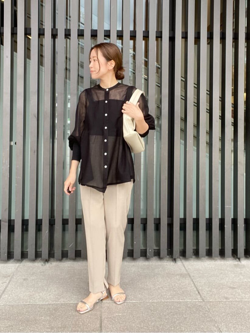 シアーカーディガンとベージュパンツのコーデ