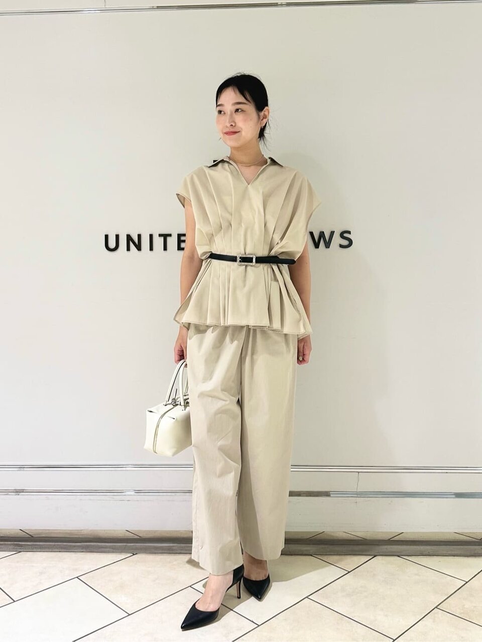 フレンチスリーブブラウスとベージュパンツのコーデ