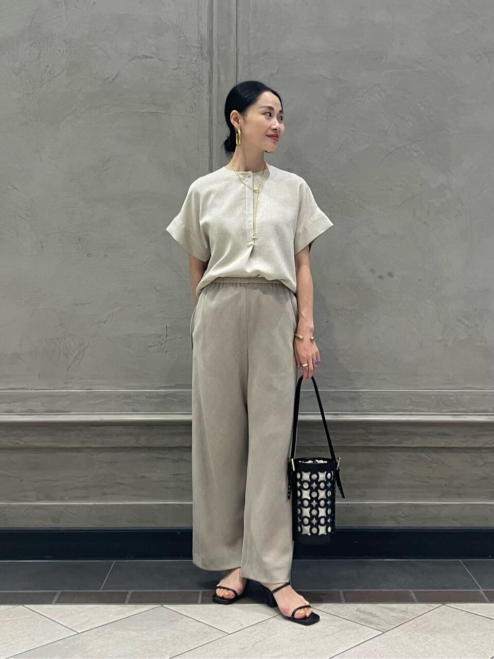 ショートスリーブブラウスとベージュパンツのコーデ