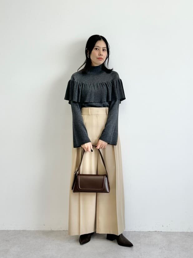 フリルニットとベージュパンツのコーデ