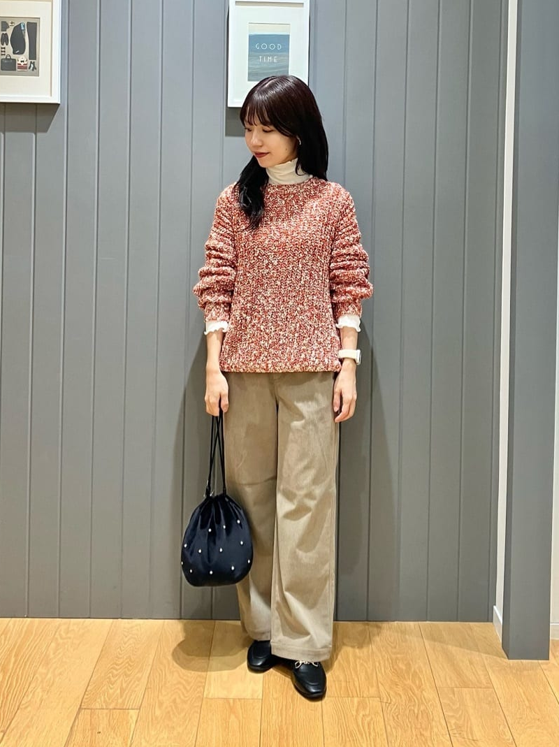 スラブニットとベージュパンツのコーデ