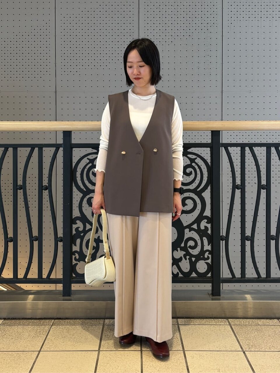 ジレとベージュパンツのコーデ