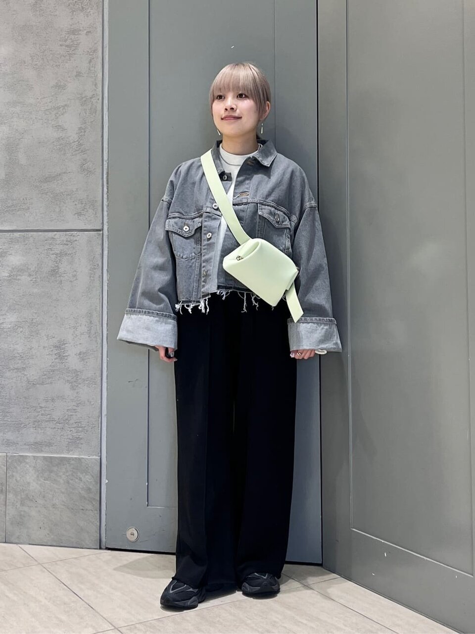 デニムジャケットと黒パンツのレディース秋コーデ