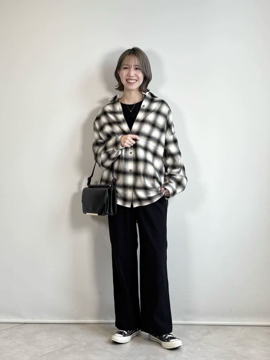 チェック柄シャツと黒パンツのレディース秋コーデ