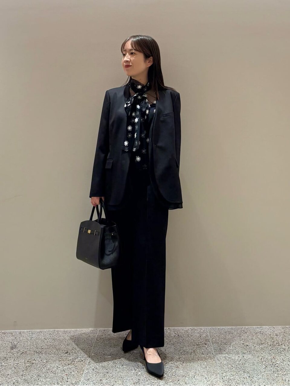 ノーカラージャケットと黒パンツのレディース秋コーデ