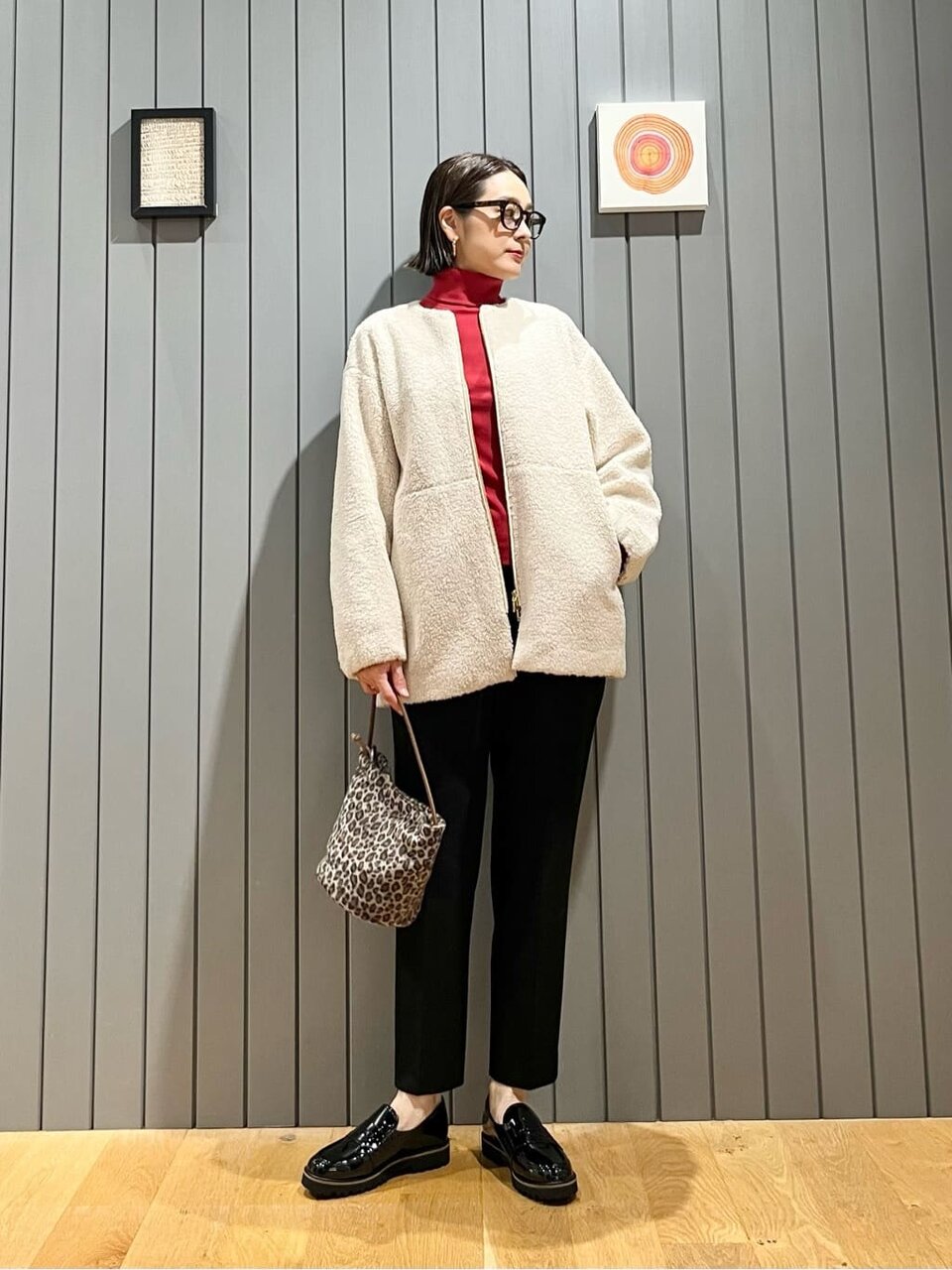 ブルゾンと黒パンツのレディース冬コーデ