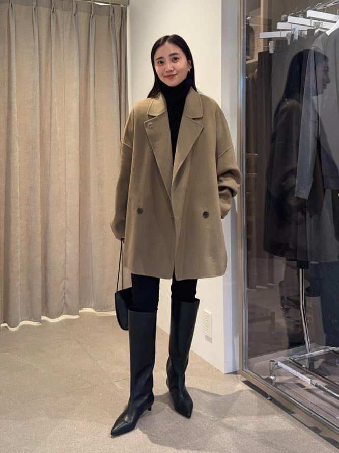 リバーコートと黒パンツのレディース冬コーデ