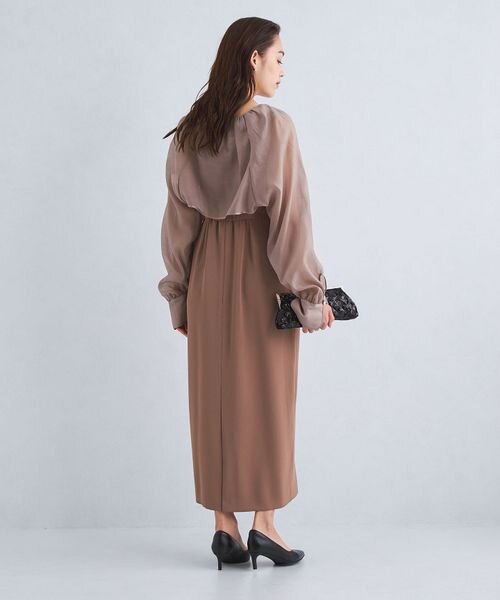 パンプスをはいた女性