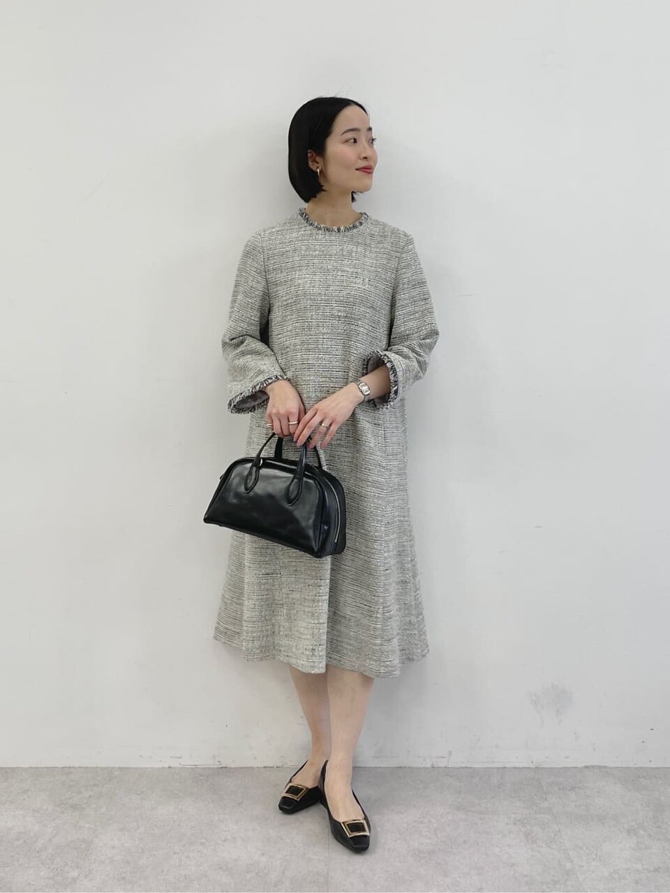 ツイードのワンピースを着た女性