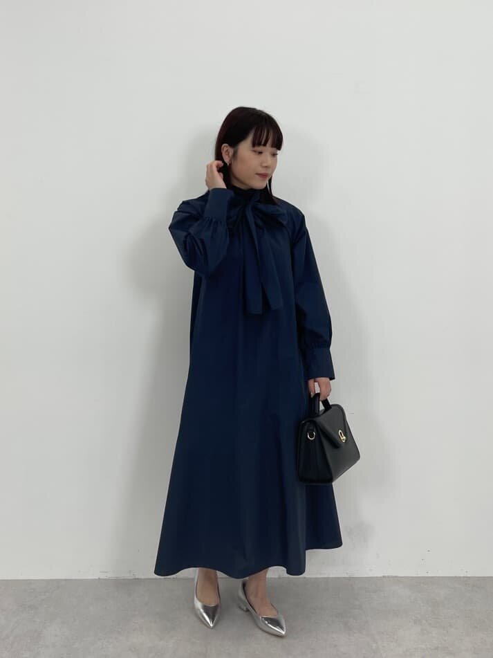 大きなリボンのついたワンピースを着た女性