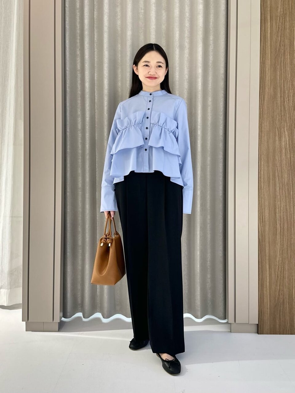 フリルシャツ×スラックスのコーデ