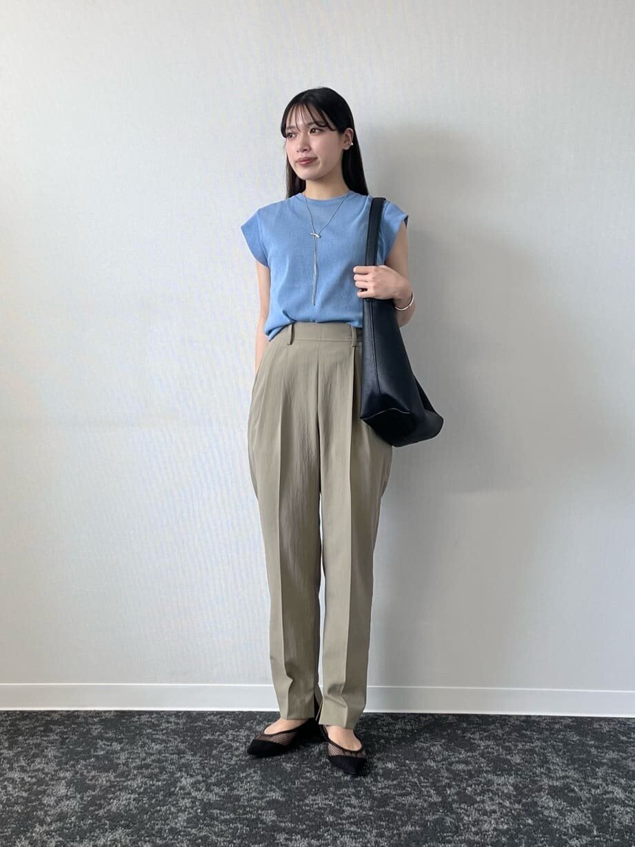 フレンチスリーブカットソー×テーパードパンツのコーデ