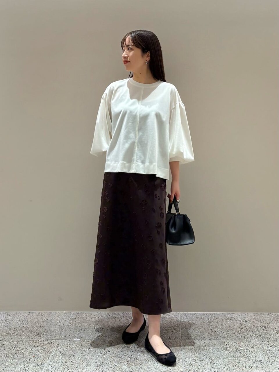 バルーンスリーブカットソー×ジャガードスカートのコーデ