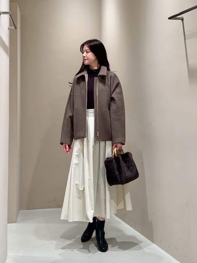 ミドル丈コート×フレアスカートのコーデ